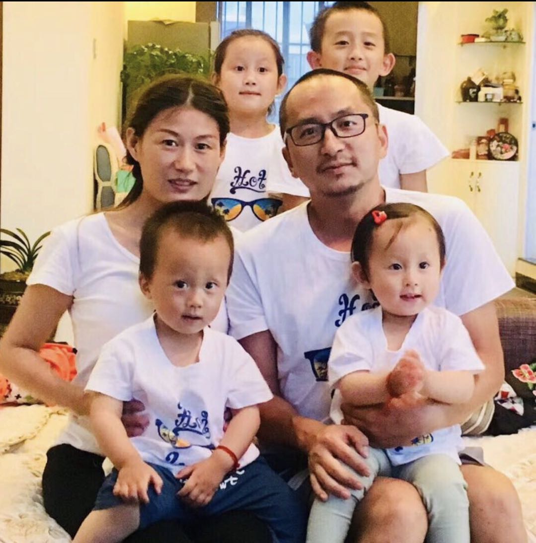 照片是王藏夫妻和四个可爱的宝宝。有爸爸妈妈关爱的孩子们是多么幸福！请您关注他们一家，为他们发声!
今日诗人王藏被关押840天！王丽被关押820天！王藏的母亲和四个年幼的孩子被限制人身自由820天！停止监控老人和四个年幼的孩子！保障家人最基本的生存权、发声权和室外活动的权利！