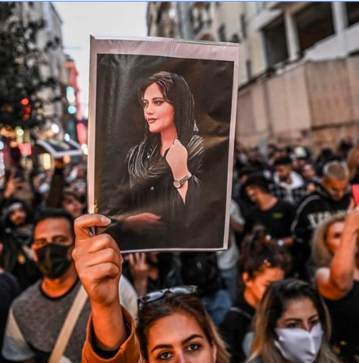 onebigzero's tweet photo. 1|3 #MashaAmini, a 22-year-old Iranian woman died after being severely beaten by the Iranian “morality police” for not wearing the hijab. Since last week more than 30 people have died during the protests.
#IranProtests #WomensRights https://t.co/O7LXUD2yPE