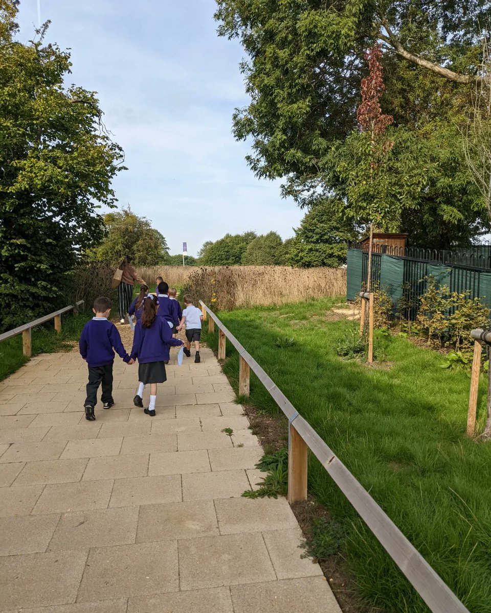 StonehamAcademy's tweet photo. Year 1 had their first introduction to fieldwork skills. We also weaved in our science learning by looking for and photographing signs on Autumn. 🍂

Geographers and scientists at Stoneham Park 💜

#ks1 #memorablelearning #geography #science #localwalk #continuousprovision https://t.co/jLFxReesOC