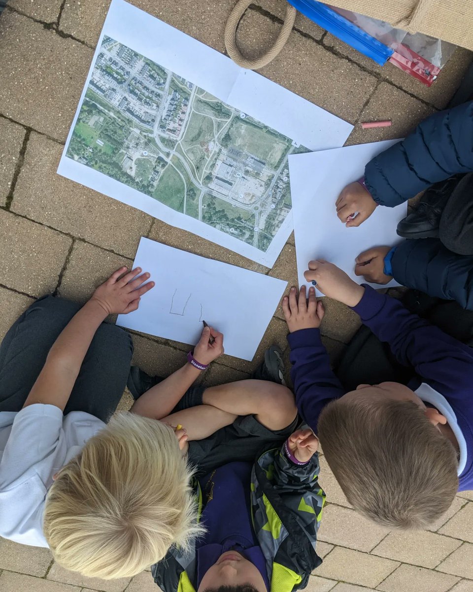 StonehamAcademy's tweet photo. Year 1 had their first introduction to fieldwork skills. We also weaved in our science learning by looking for and photographing signs on Autumn. 🍂

Geographers and scientists at Stoneham Park 💜

#ks1 #memorablelearning #geography #science #localwalk #continuousprovision https://t.co/jLFxReesOC