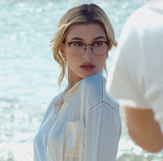 pinkstars331's tweet photo. I WANT THESE GLASSES!!!! omg like litteraly evreyone is wearing them! https://t.co/K69s0Rq7Iv