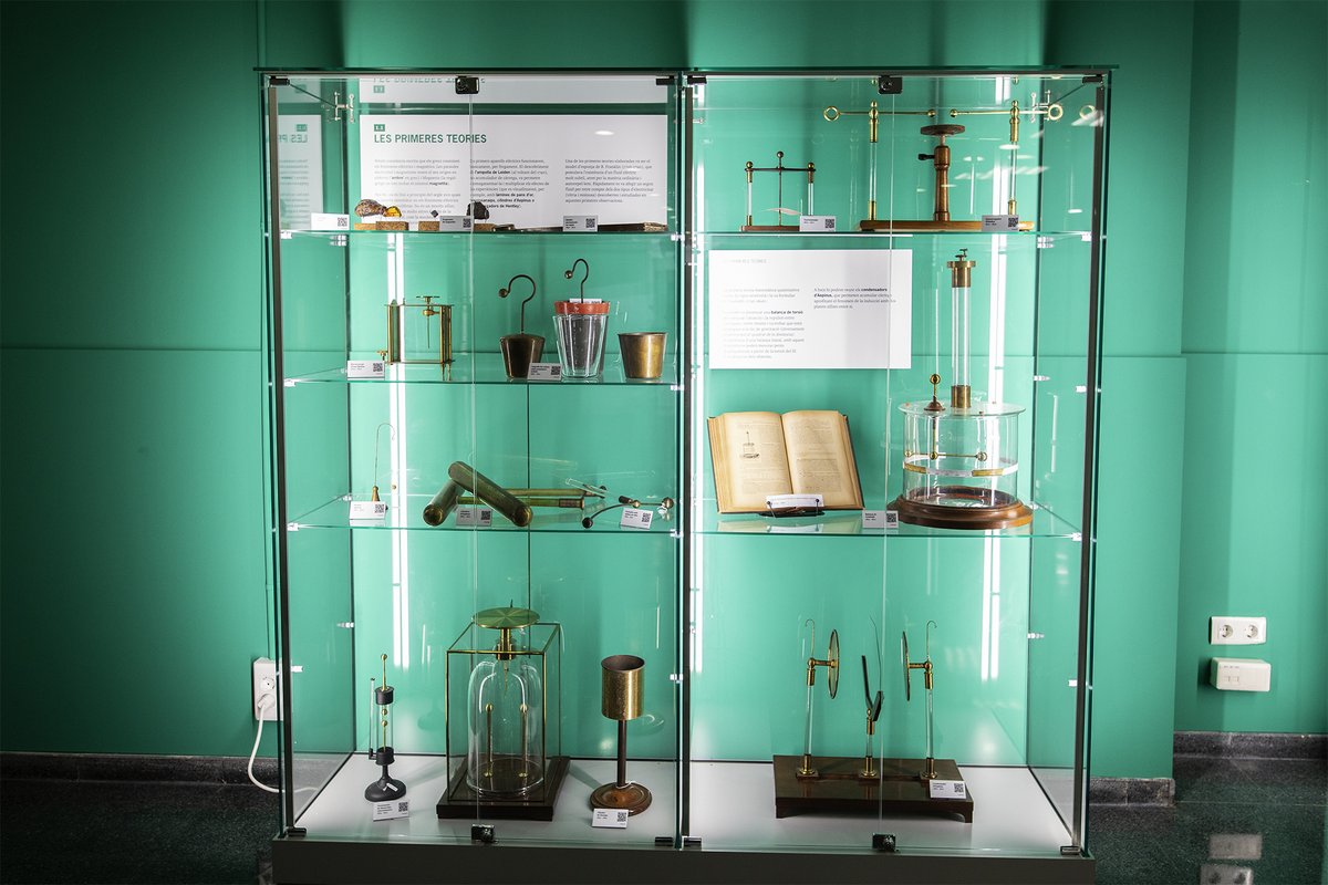 UniBarcelona's tweet photo. #CulturaUB | 🧲 Coneixes la història de l’electromagnetisme? 

Una nova exposició a @FisicaUB l’explica a través d’una curosa selecció d’instruments científics que reconstrueixen l’evolució d’aquesta branca de la física des del segle XVII fins al XIX.

👉 https://t.co/mcJXJkzeOF https://t.co/znU3qutD5V
