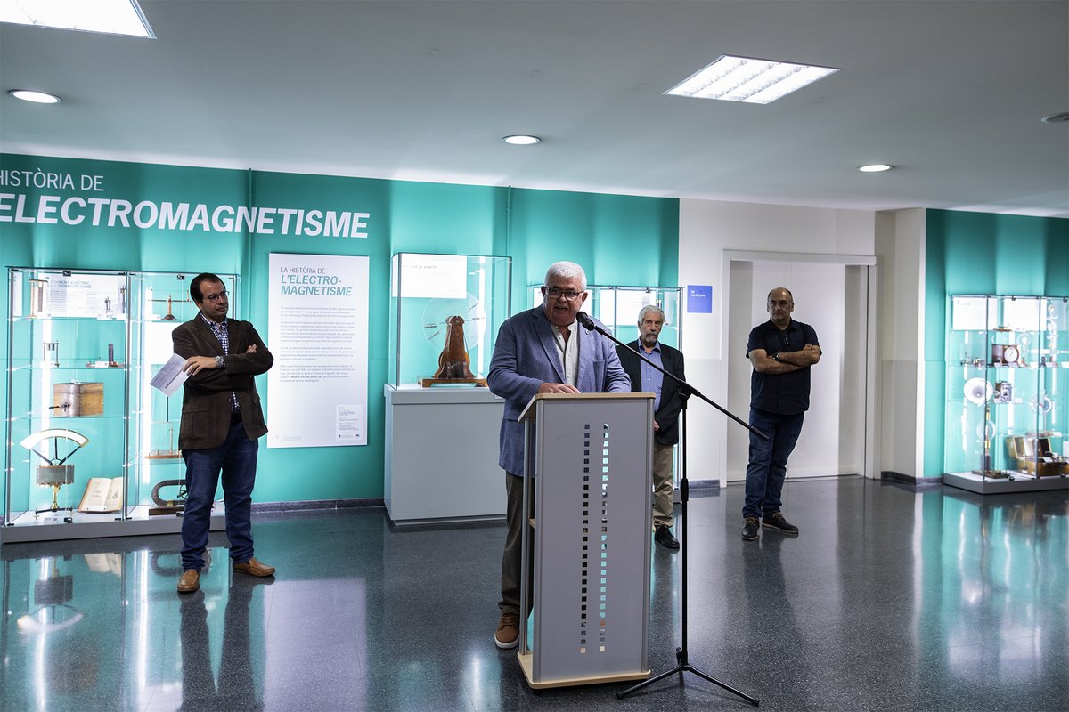 UniBarcelona's tweet photo. #CulturaUB | 🧲 Coneixes la història de l’electromagnetisme? 

Una nova exposició a @FisicaUB l’explica a través d’una curosa selecció d’instruments científics que reconstrueixen l’evolució d’aquesta branca de la física des del segle XVII fins al XIX.

👉 https://t.co/mcJXJkzeOF https://t.co/znU3qutD5V