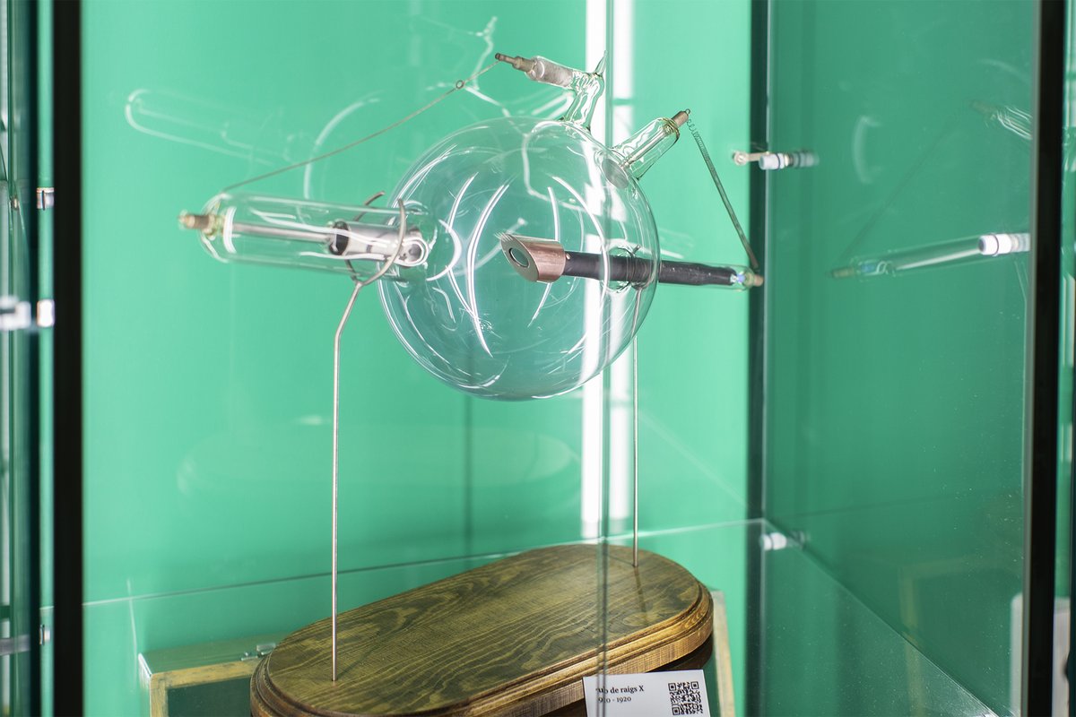 UniBarcelona's tweet photo. #CulturaUB | 🧲 Coneixes la història de l’electromagnetisme? 

Una nova exposició a @FisicaUB l’explica a través d’una curosa selecció d’instruments científics que reconstrueixen l’evolució d’aquesta branca de la física des del segle XVII fins al XIX.

👉 https://t.co/mcJXJkzeOF https://t.co/znU3qutD5V