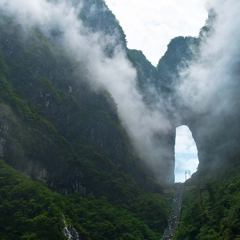NmqbNews's tweet photo. Você sabia que havia uma grande caverna natural que acabou desabando na parte de trás da Montanha Tianmen (possui 1280m de altitude)? #Postdodia https://t.co/J7MtOTk8IO