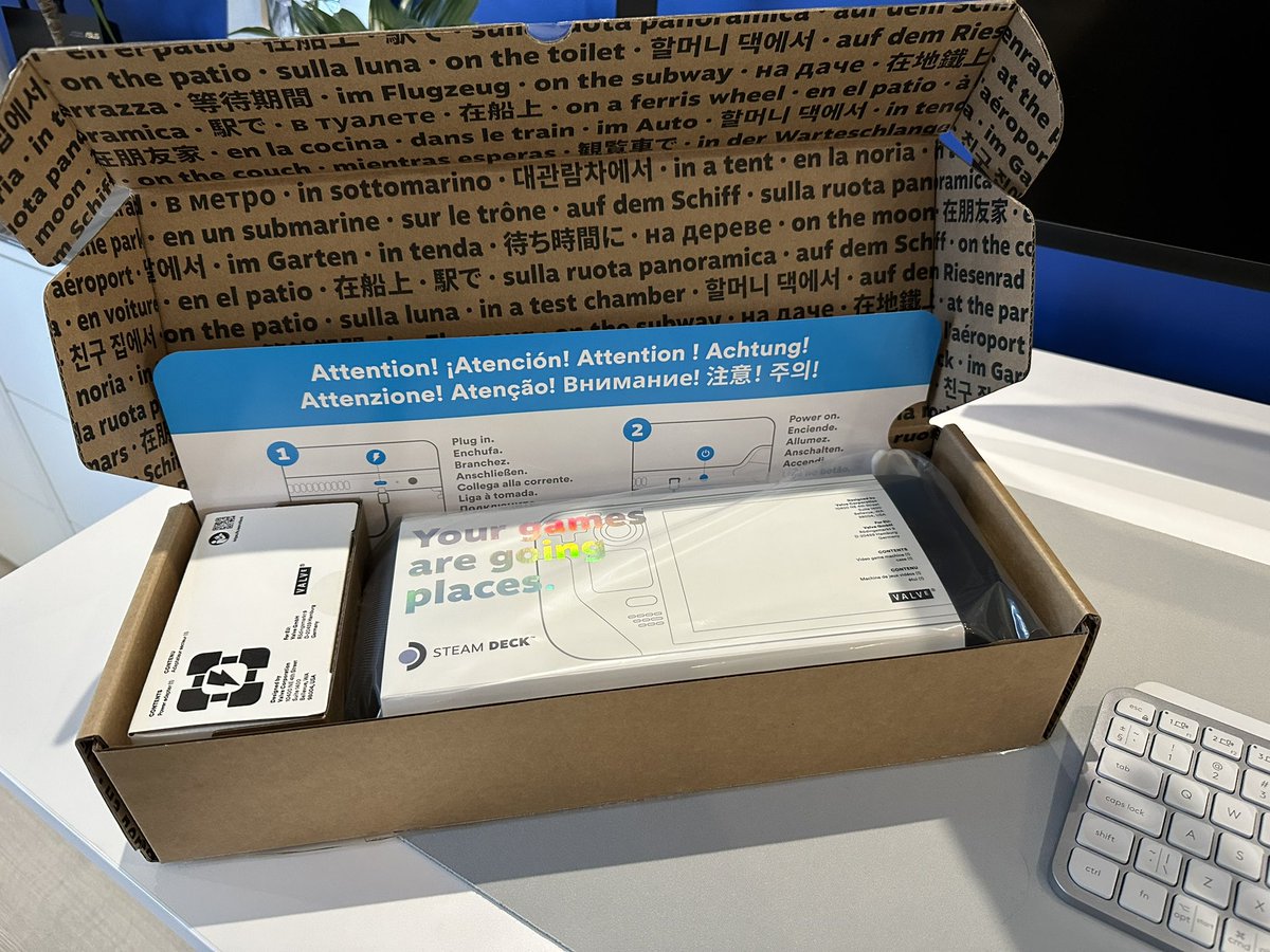 Nice, the steam deck is here, my inner child is happy 😊