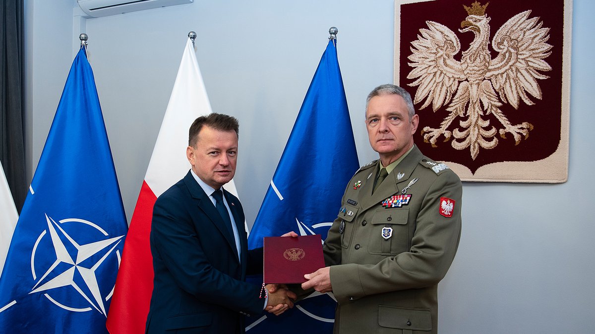 MON_GOV_PL's tweet photo. Wicepremier, minister obrony narodowej @mblaszczak z dniem 26 września br. wyznaczył gen. broni Piotra Błazeusza na stanowisko I zastępcy szefa Sztabu Generalnego WP 🇵🇱 oraz gen. dyw. Dariusza Plutę na stanowisko zastępcy szefa @SztabGenWP 🇵🇱. https://t.co/664EeIvJiX