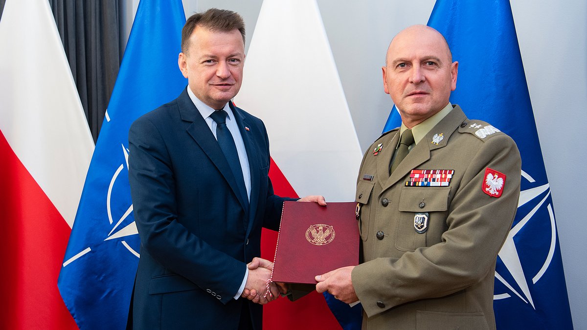 MON_GOV_PL's tweet photo. Wicepremier, minister obrony narodowej @mblaszczak z dniem 26 września br. wyznaczył gen. broni Piotra Błazeusza na stanowisko I zastępcy szefa Sztabu Generalnego WP 🇵🇱 oraz gen. dyw. Dariusza Plutę na stanowisko zastępcy szefa @SztabGenWP 🇵🇱. https://t.co/664EeIvJiX