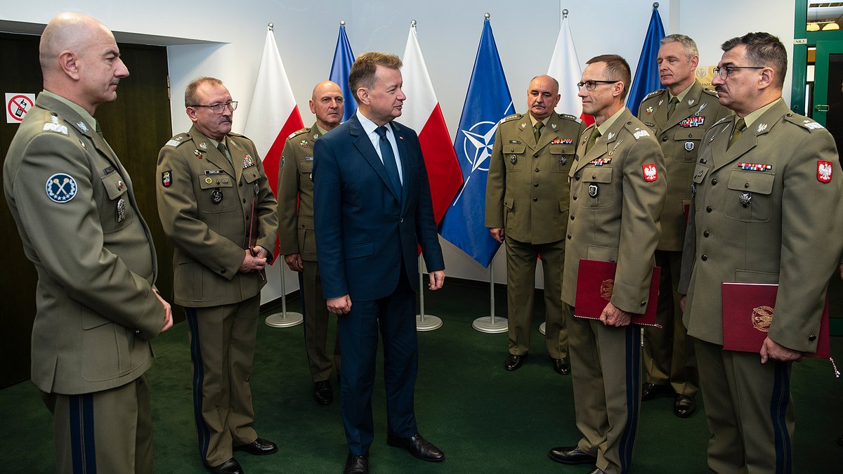 MON_GOV_PL's tweet photo. Wicepremier, minister obrony narodowej @mblaszczak z dniem 26 września br. wyznaczył gen. broni Piotra Błazeusza na stanowisko I zastępcy szefa Sztabu Generalnego WP 🇵🇱 oraz gen. dyw. Dariusza Plutę na stanowisko zastępcy szefa @SztabGenWP 🇵🇱. https://t.co/664EeIvJiX