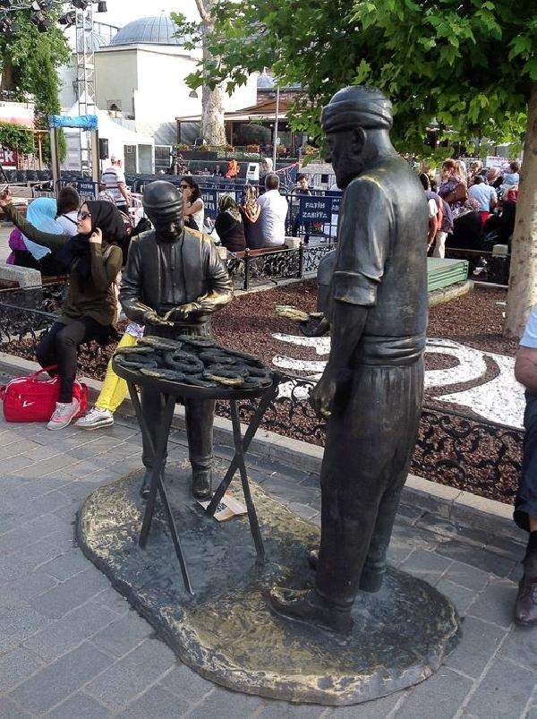 onedio's tweet photo. İstanbul Eminönü'ndeki simitçi heykelinin simitleri çalındı https://t.co/9F3IdiLatV