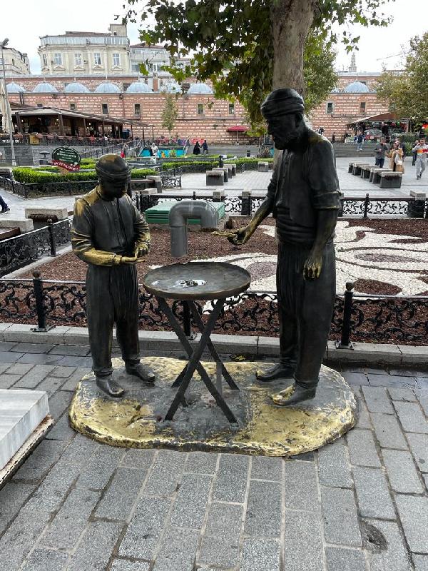 onedio's tweet photo. İstanbul Eminönü'ndeki simitçi heykelinin simitleri çalındı https://t.co/9F3IdiLatV