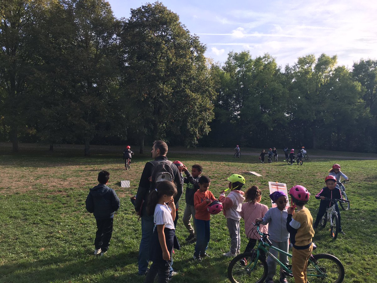 Matinée JNSS au parc Vellein de Villefontaine, cité éducative, 22 classes et 1 classe de collège! Encore des expériences sportives innovantes @ia_da38 <a href="/isaJOLYCPDEPS38/">isabelle JOLY CPD EPS</a> @PontarolloN @Generation2024G