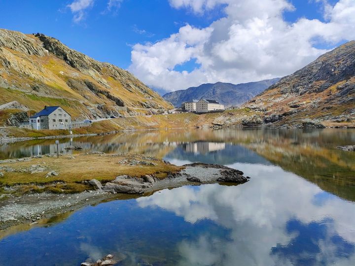 Valle_dAosta's tweet photo. Riflessi di nuvole e primi colori #autunnali al Colle del Gran San Bernardo.
(📷Flavio Dalle) 

#23settembre #VisitValledAosta https://t.co/d9mxaQGxFH
