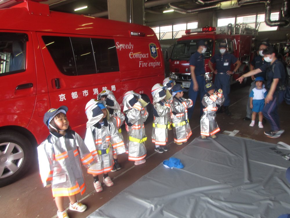 marian_kons's tweet photo. 9月6日 K1,K2,K3の園児たちは中京消防署へ見学に行きました。

はしご車、給水車の説明を真剣に聞き、消防服を着たり、ホースを持ったりして、とても楽しい半日を過ごしました。 https://t.co/fMpXSssfZe