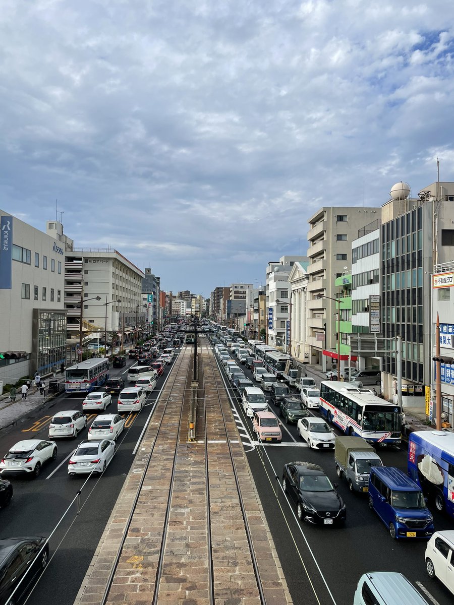 kzo787885's tweet photo. 長崎市内、大大大渋滞。
バスが余裕で40台ぐらい列を作ってた… https://t.co/mgUGozqCFS