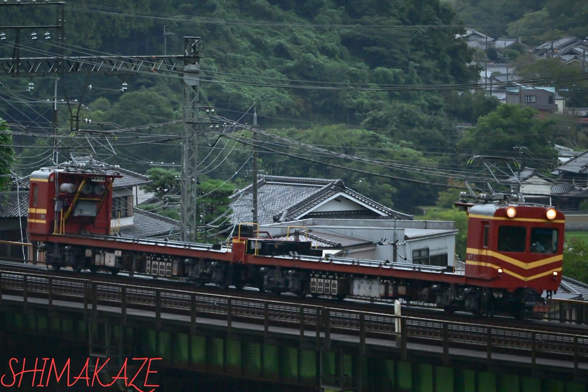 50101TUBASA's tweet photo. (回)106 電動貨車モト90形　　　MF97(C#97-98) 高安返却 名張車庫にて留置していた 結局楽は車庫見学から見えたかなぁ 
三本松橋梁は雨降りで通過した時は弱いかった😞 
前の列車行ってからそんなに待つことなく来た!! 
残念な天候でした
三本松〜室生口大野
#モト90形
#MF97
#三本松橋梁
#近鉄 https://t.co/gU8XbjRFiq
