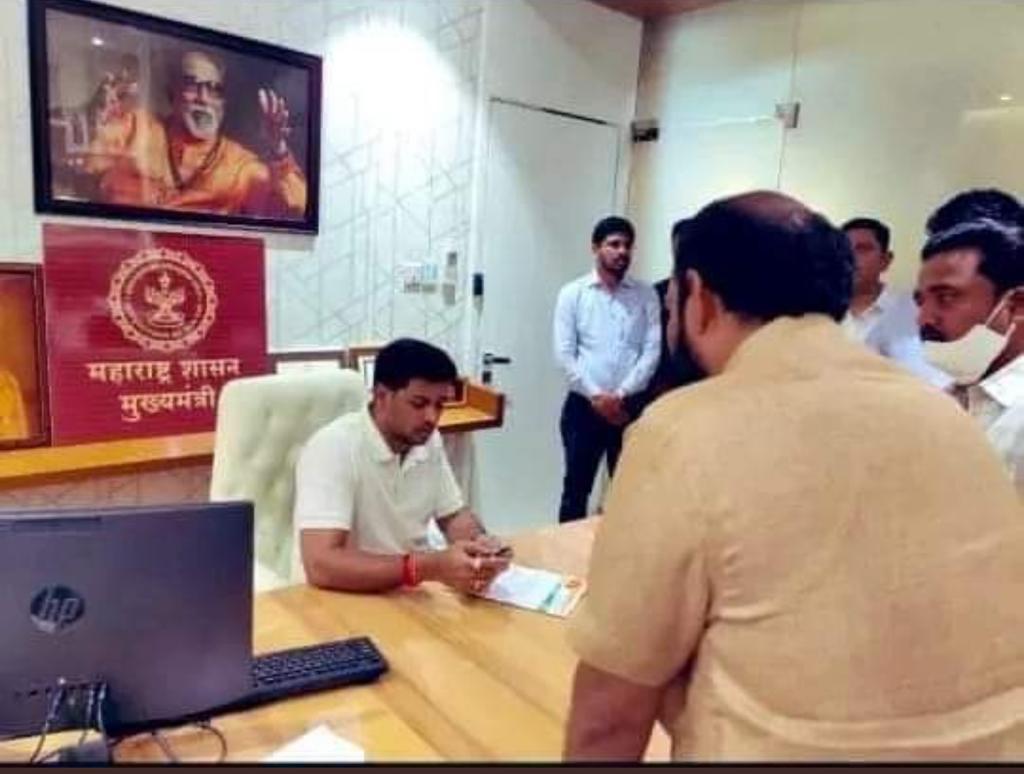 ALanternMarathi's tweet photo. मुख्यमंत्र्यांच्या गैरहजेरीत त्यांचे चिरंजीव खासदार श्रीकांत शिंदे मुख्यमंत्री पदाचा कारभार सांभाळतात.लोकशाहीचा गळा घोटण्याचे काम सुरूय.हा कोणता राजधर्म आहे?असा कसा हा धर्मवीर? असं ट्विट करत राष्ट्रवादी काँग्रेसचे रविकांत वरपे यांनी या प्रकारावर टीका केली आहे https://t.co/cvPWPStNt8