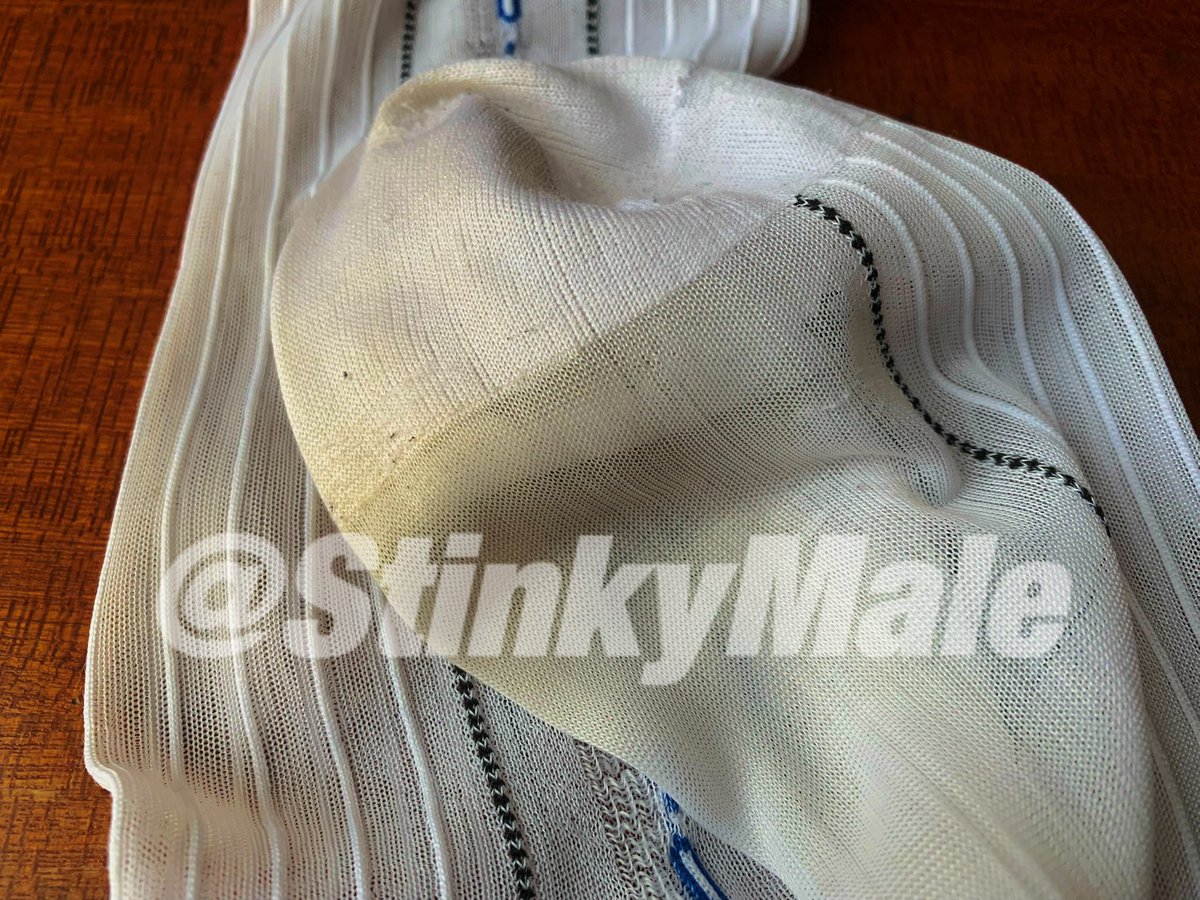 StinkyMale's tweet photo. 臭脚���发出的热气，就是锦纶丝袜与臭脚摩擦出来的雄臭脚味，白袜包裹着大脚，热腾腾的汗味就是骚逼想要的那股气味。出一双健身穿的被脚汗都腌渍成黄色的锦纶丝袜，收到货之后先闻后舔，套着假鸡吧塞到屁眼里体验被大臭脚捅逼的快感！ https://t.co/C5pgJ8xCkn