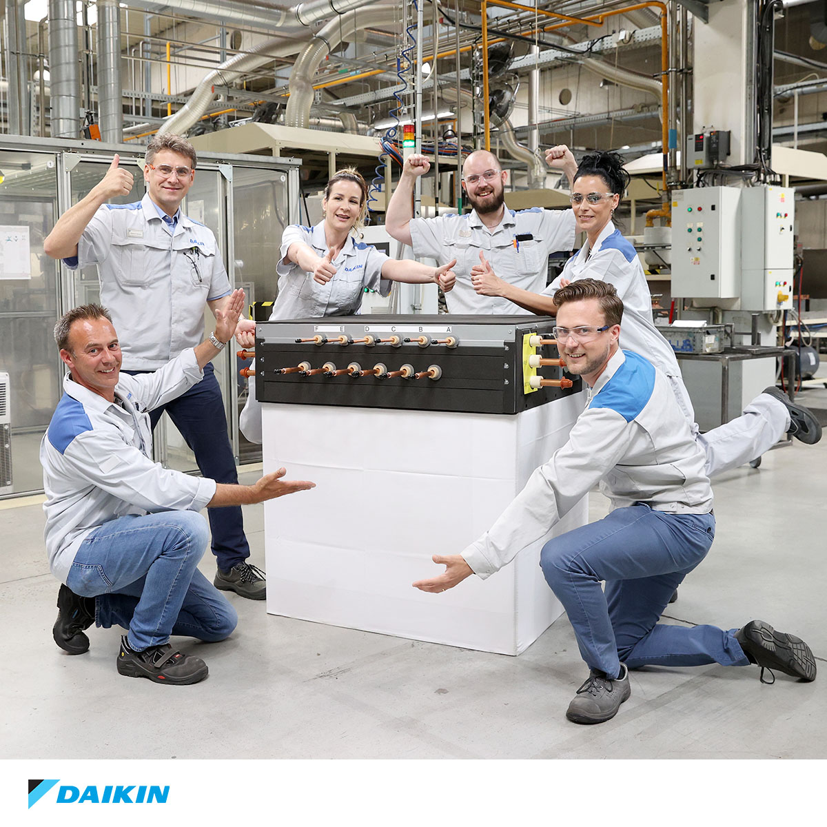 Daikin_es's tweet photo. Daikin da un paso más en el camino hacia la descarbonización y la sostenibilidad.
El #VRV5 con Recuperación de Calor y las cajas BSSV ya se encuentran en producción másiva en nuestra fábrica👏.
👉 Aquí os presentamos nuestras primeras cajas BSSV saliendo de fábrica 🚀. https://t.co/xANlkNvtwx