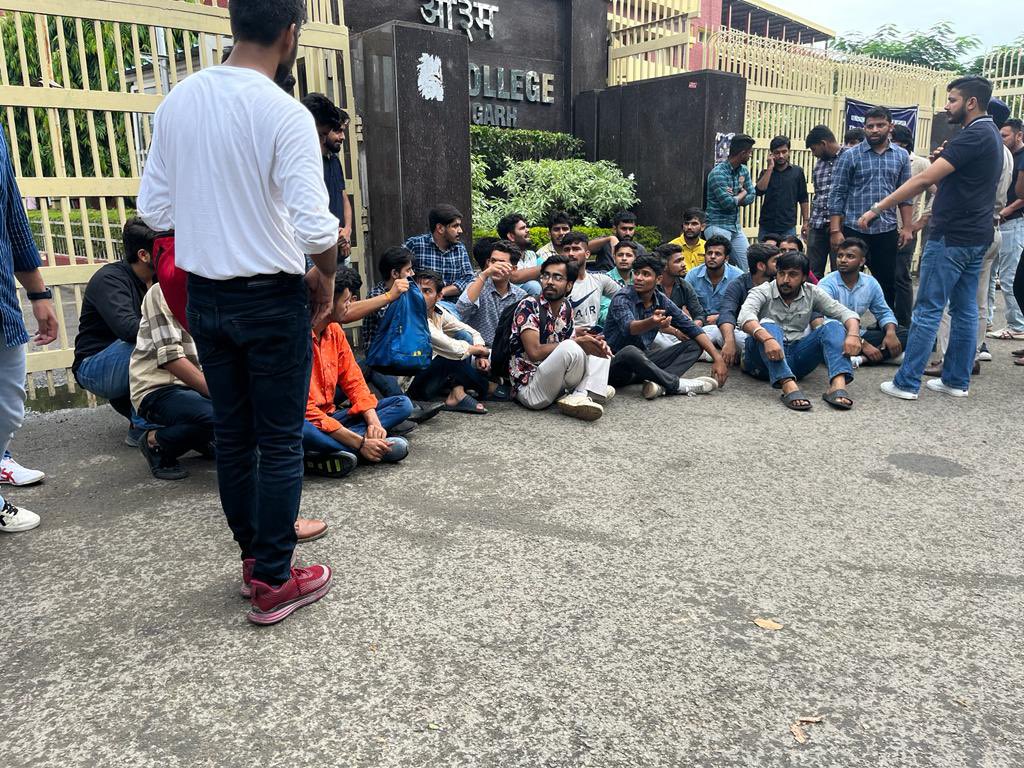 shadowdiplomcy's tweet photo. @hsaparty 
Student party hai.sliye chandigarh
police koi bhi action nahi le rahae agr
political support hota toh sara
administration Hamre sath hota.
Sare evidence hone ke bad bhi police
Dep koi bhi action nai le Rha. 
Aai 2 bacho ke sath hua kl kisi aur ke
sath ho skta ha. https://t.co/ph2HAwK0H4
