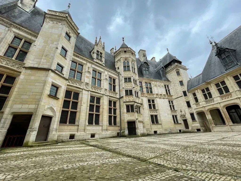 Le week-end avant l’heure 🚘 
📻 À partir de 10h, <a href="/AutorouteINFO/">Autoroute INFO 107.7</a> vous emmène dans le Berry, en direct du palais Jacques Cœur à #Bourges !