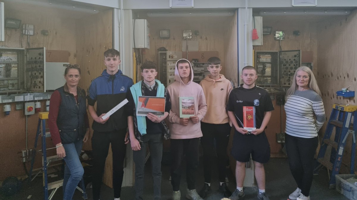 Our Senior Apprenticeship Training Advisor Claire and Further Education and Training (FET) Recruitment Officer Tara were talking all things FET with young people from <a href="/ForoigeDonegal/">Foróige Donegal</a>'s Raphoe group yesterday evening. 🙌
#GoFurtherWithDonegalETB #GenerationApprenticeship