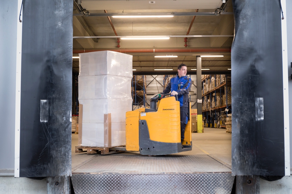 ** VACATURE VRIJDAG ** - Zie jij jezelf al door het magazijn rijden op een heftruck of elektrische pompwagen? Solliciteer dan nu als loodsmedewerker bij CTS GROUP! 
⁠
Solliciteer dan via onderstaande link!
ctsgroup.nl/.../loodsmedew…