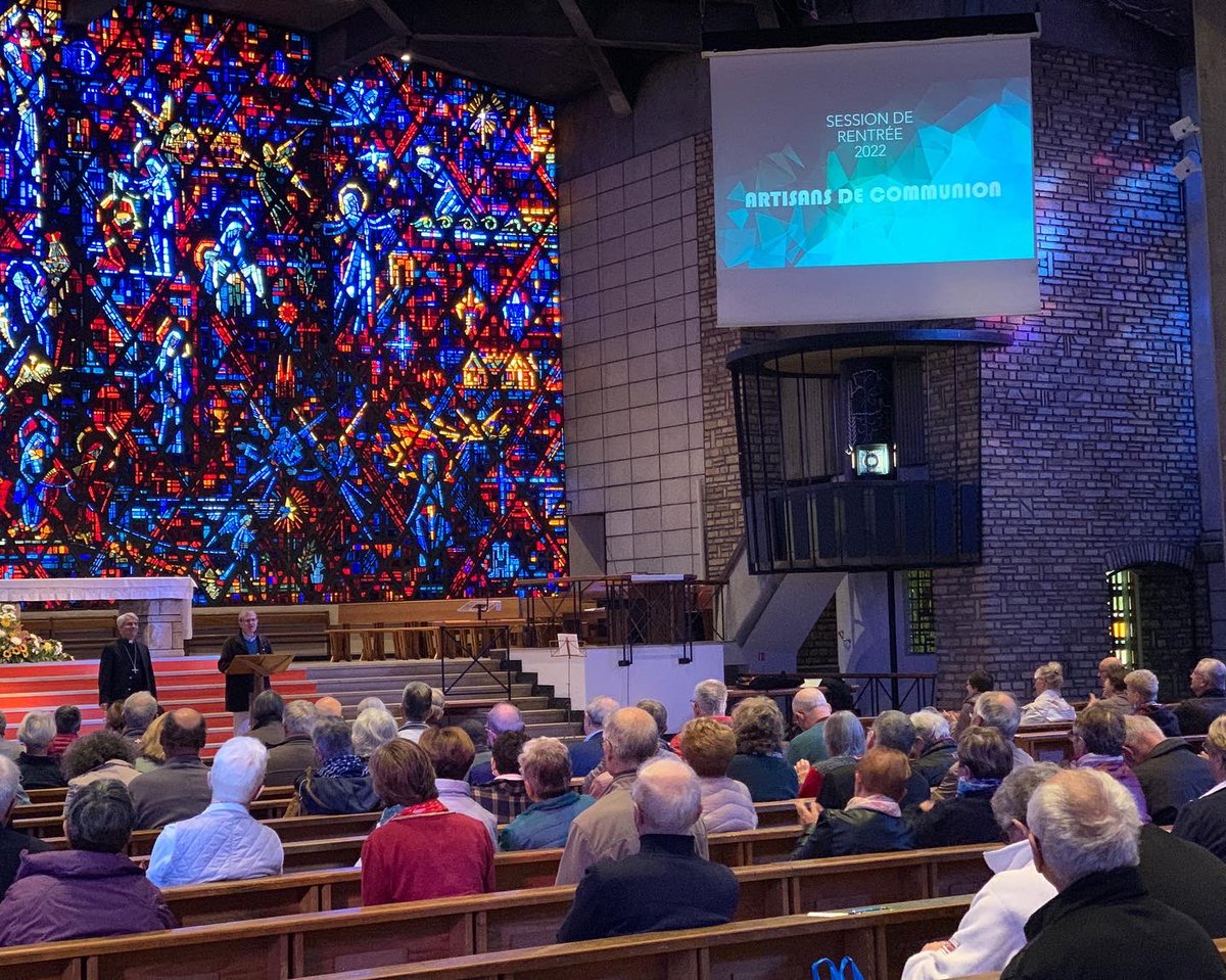 diocesesaintdie's tweet photo. 🔵📸 Ajd, session de #rentréediocésaine : « Artisans de #communion » ! 

Plus de 200 personnes sont réunies à Épinal : curés doyens, diacres, services diocésains et ambassadeurs des Assises…

👉 À suivre en photos en direct sur Facebook, Instagram &amp; Flickr

#artisansdecommunion https://t.co/Af4U10H3Ap