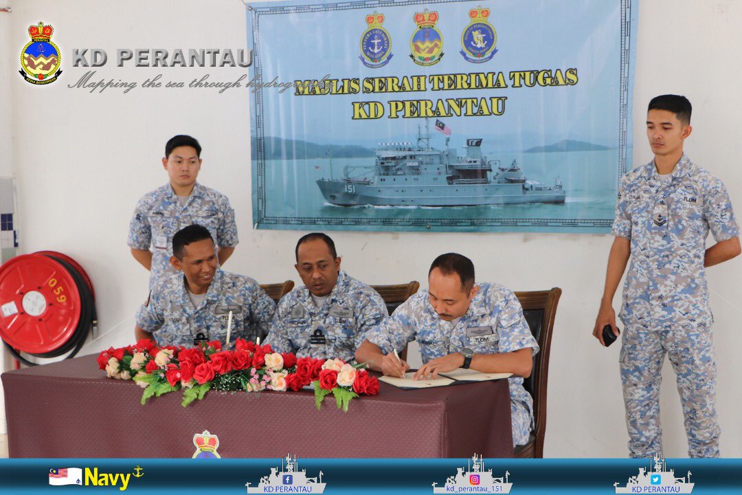 KD_Perantau's tweet photo. KD PERANTAU telah melaksanakan Majlis Serah Terima Tugas bagi 
Pegawai Laksana dan Pegawai Bekalan KD PERANTAU.

#WanderersCrew151 mengucapakan selamat maju jaya di unit baru dan 
sentiasa berjaya di dalam apa jua bidang yang diceburi.

#FairwindandfollowingSeas
#NavyPeople https://t.co/h4Yqq4Gyoa