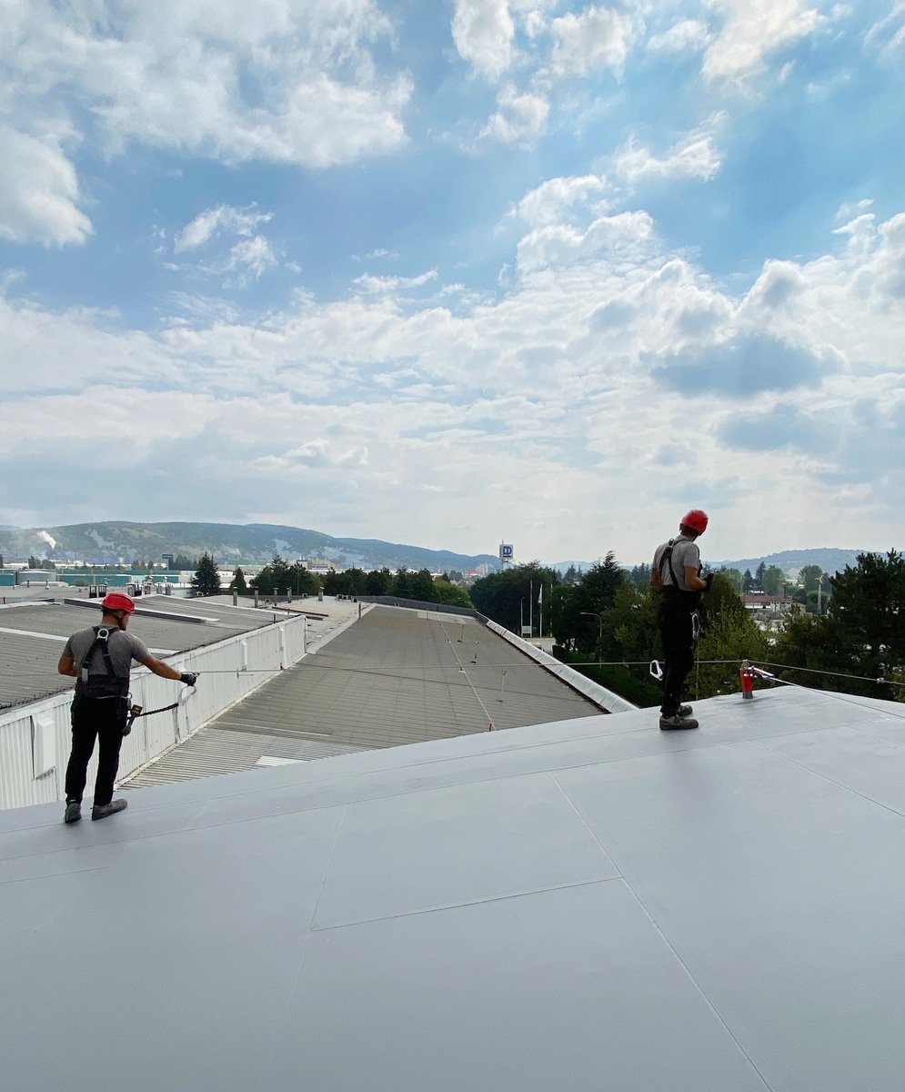 Yüksekte çalışırken daima güvenliği aklınızda tutmalısınız. Bunu yaparak, kural ihlali yapmak zorunda kalmaz ve kaza olasılığını en aza indirirsiniz.

V-500 Kalıcı Yatay Yaşam Hattı; çatılarda çalışanlara sürekli düşme koruması sağlayan çok yönlü çözümlerdir.