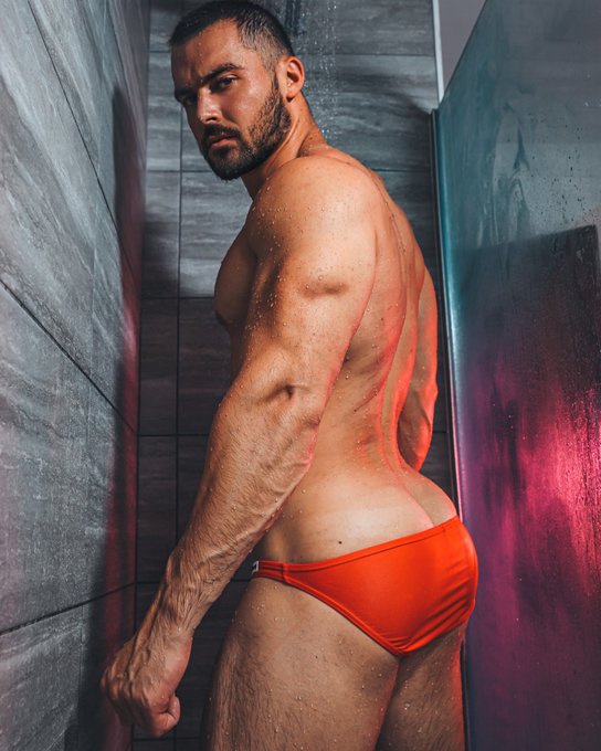RT to see more 🍑 https://t.co/EStjhDmPWW