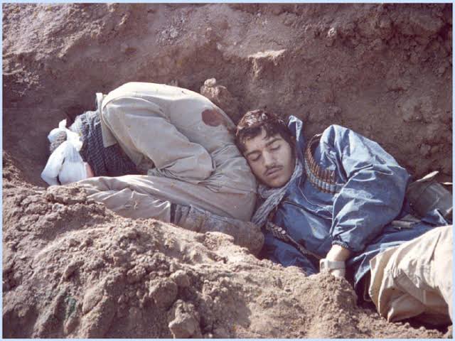 در سالروز حمله صدام به ایران یادی کنیم از آن جوانان با غیرت که با شجاعت بی نهایت کشورمان را نجات دادند. خاطره و الگوی آنان برای فرزندان ایران زمین همیشه زنده بماند.