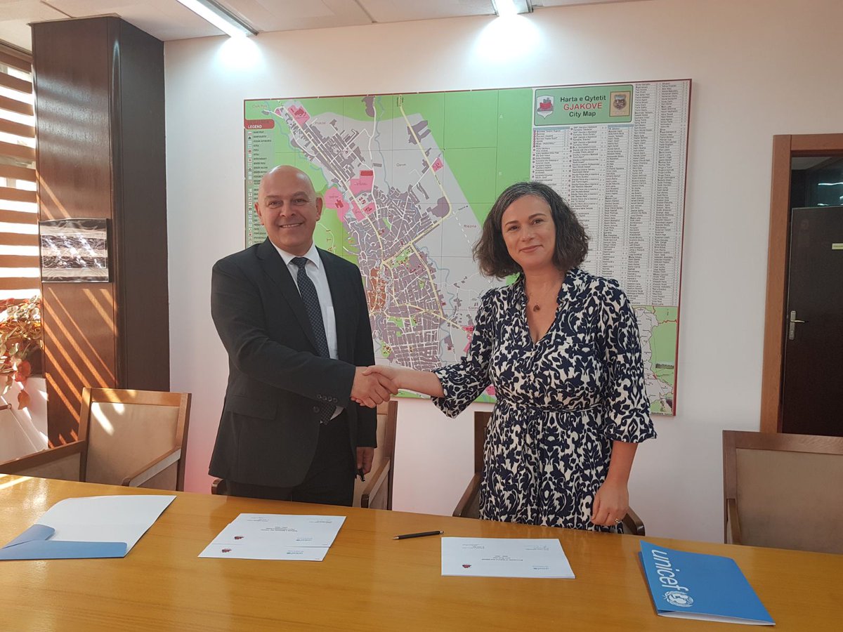 📜Together with Mayor of Gjakova <a href="/Ardiangjini/">Ardian Gjini</a> we signed a two year joint work plan to strengthen municipal services, policies and coordination for children. 
Looking forward to supporting this important local agenda for child rights.