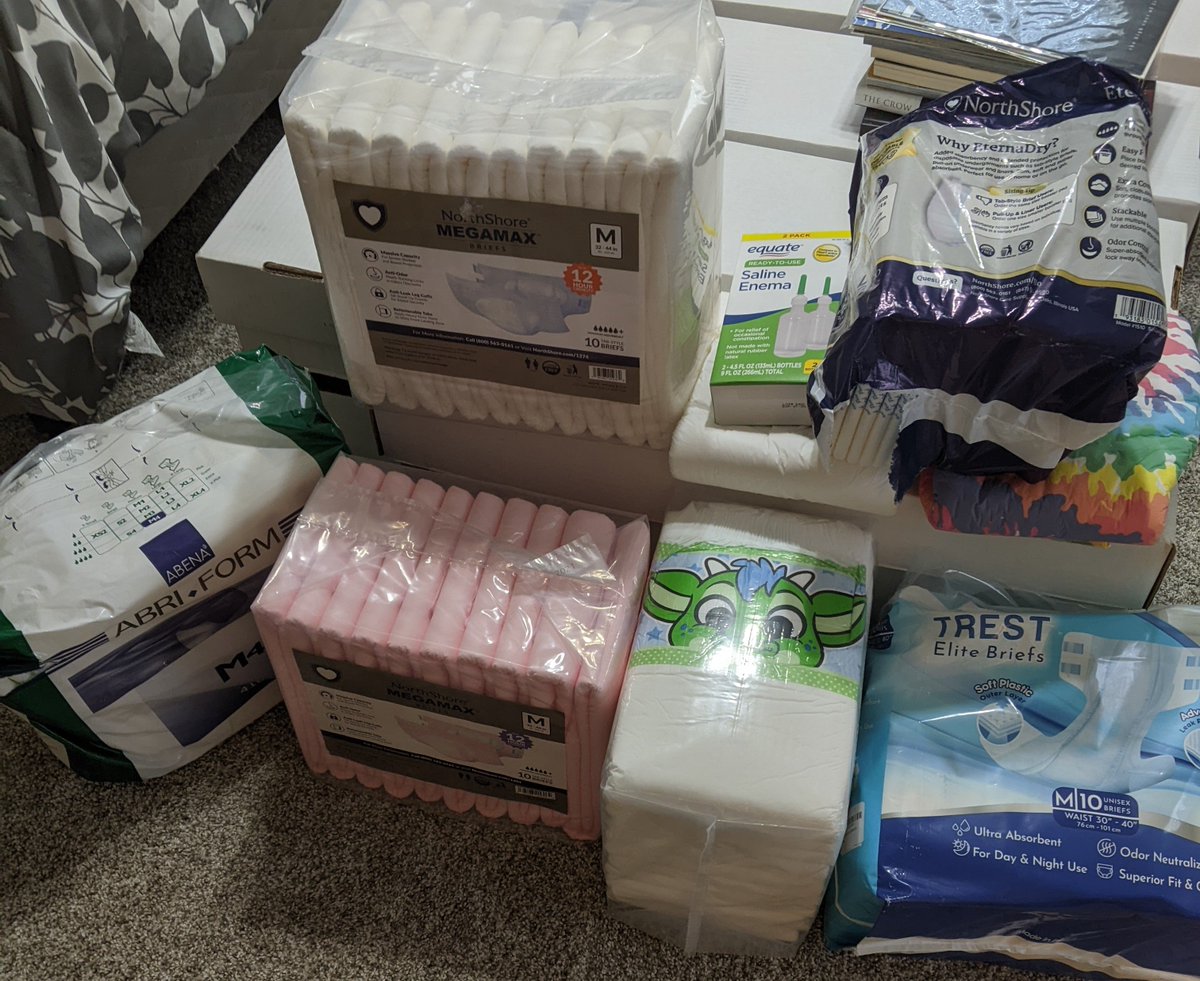 Alecdl88's tweet photo. Lot of options for Big Diaper Friday #abdl #Diaperboys #diaper #bigdiaperfriday https://t.co/VhagBABnc4