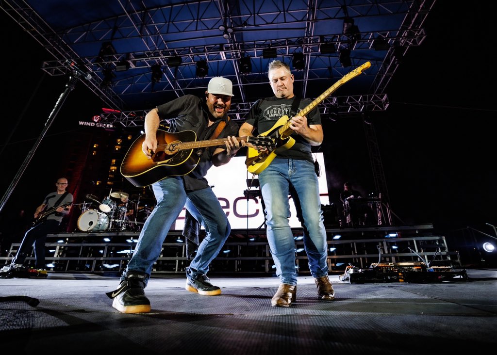 Pattern_OV's tweet image. So good to have Kevin Collier back after he broke his hand! Thanks for a hell of a night Bama! #famousfriends