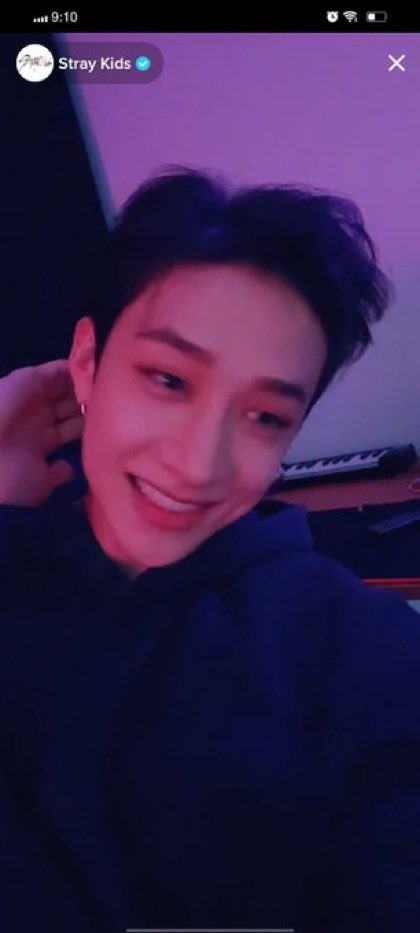minunivers's tweet photo. Something about bang chan and the purple light https://t.co/Lx0ZIDvFCS