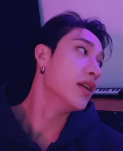 minunivers's tweet photo. Something about bang chan and the purple light https://t.co/Lx0ZIDvFCS