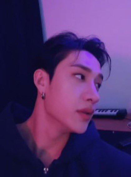 minunivers's tweet photo. Something about bang chan and the purple light https://t.co/Lx0ZIDvFCS