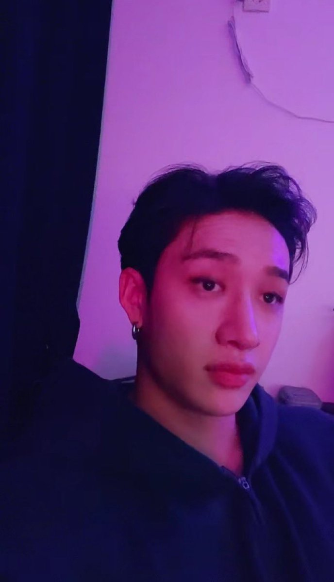 minunivers's tweet photo. Something about bang chan and the purple light https://t.co/Lx0ZIDvFCS