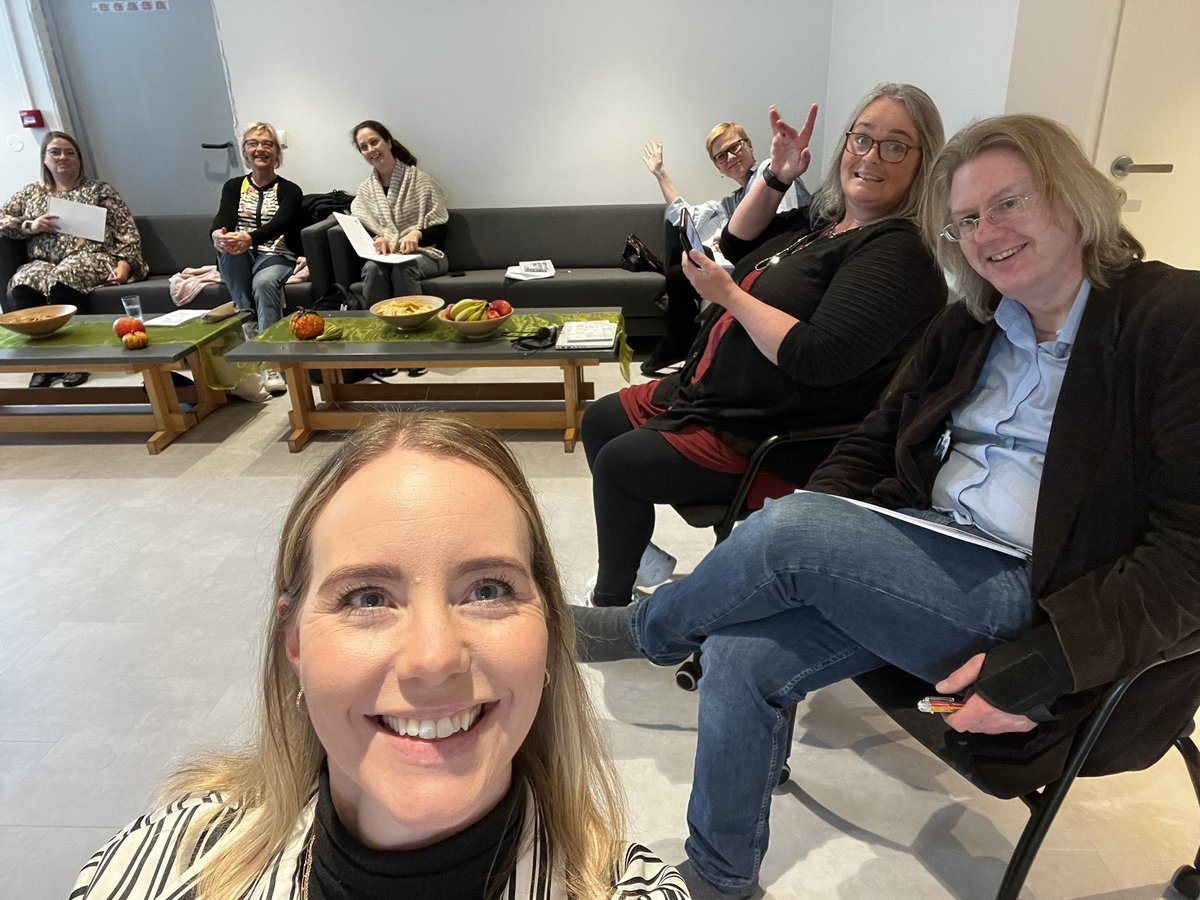 hjordisalda's tweet photo. #UtisOnline þátttökupartí @menntaskolisund Fylgjumst spennt með Kristin Ziemke tala um undrun / awe. Upplifðum öll tilfinninguna þegar við opnuðum ígrundunarbókina 🦋 https://t.co/6friWL9k1W