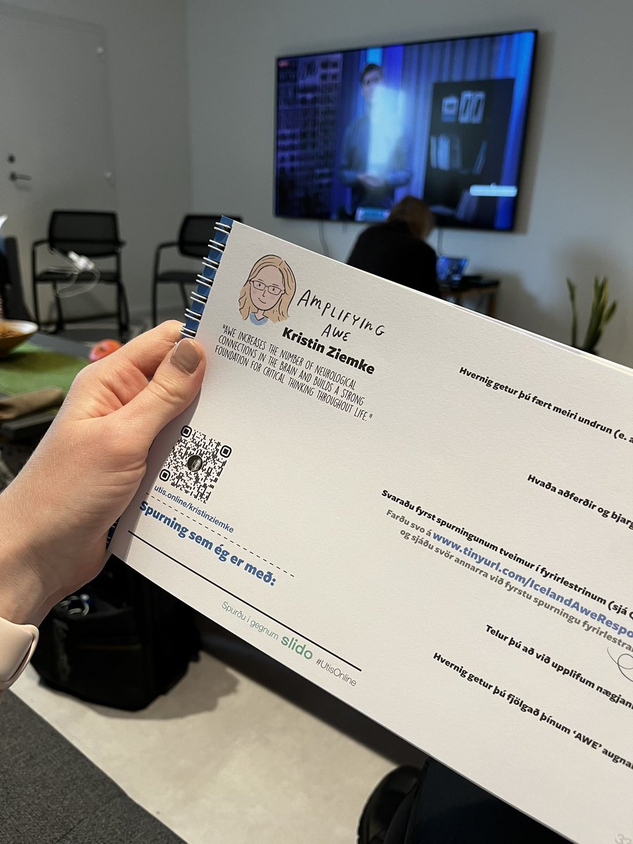 #UtisOnline þátttökupartí <a href="/menntaskolisund/">Menntaskólinn við Sund</a> Fylgjumst spennt með Kristin Ziemke tala um undrun / awe. Upplifðum öll tilfinninguna þegar við opnuðum ígrundunarbókina 🦋