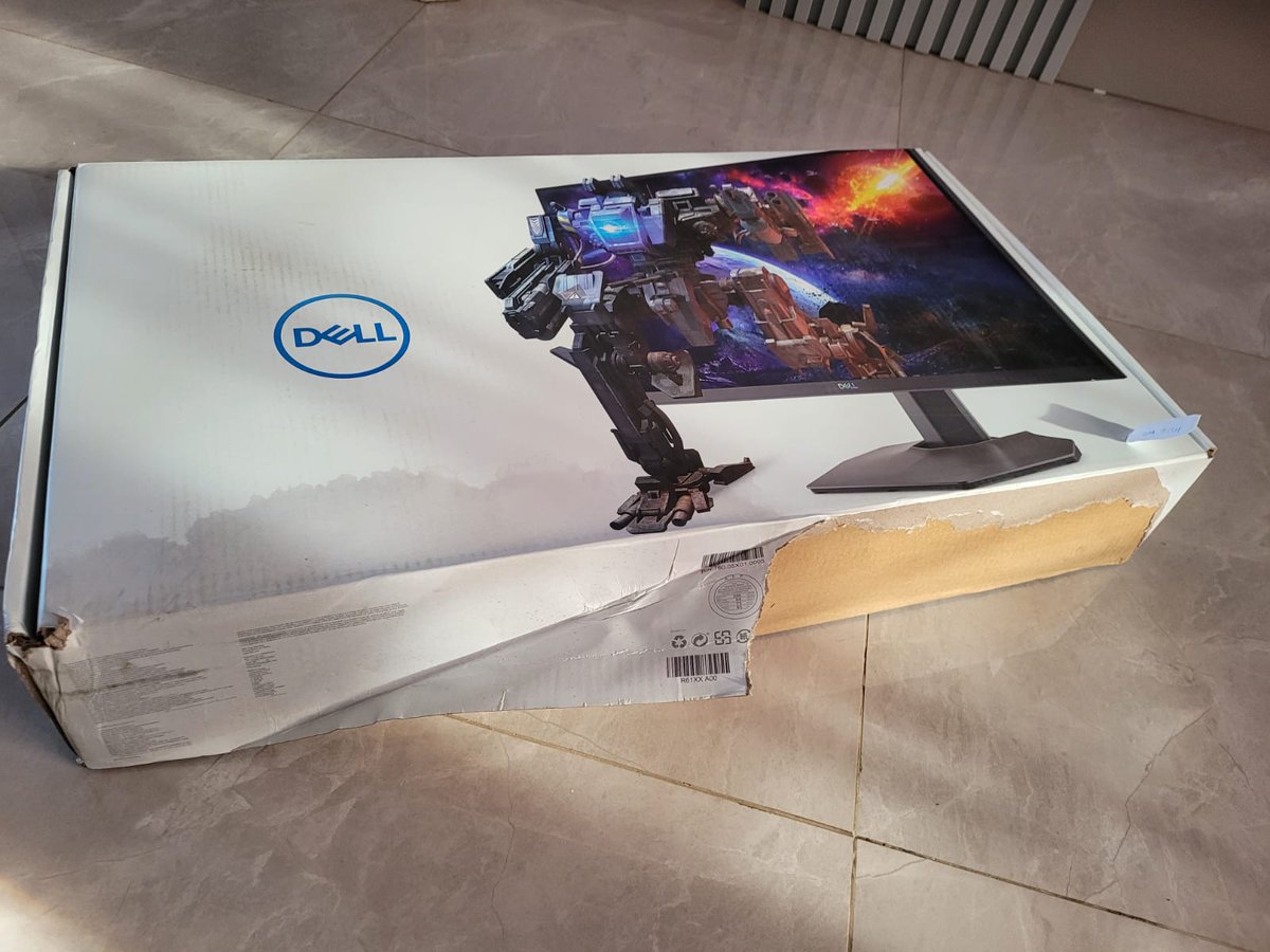 GamerYoshi's tweet photo. Os últimos 2 monitores que comprei pela internet chegaram com a tela quebrada... Esse pessoal de transportadora faz de propósito, não é possível.. olha o estado da caixa... Aliás, bom dia :) https://t.co/nLQnb1qJmY
