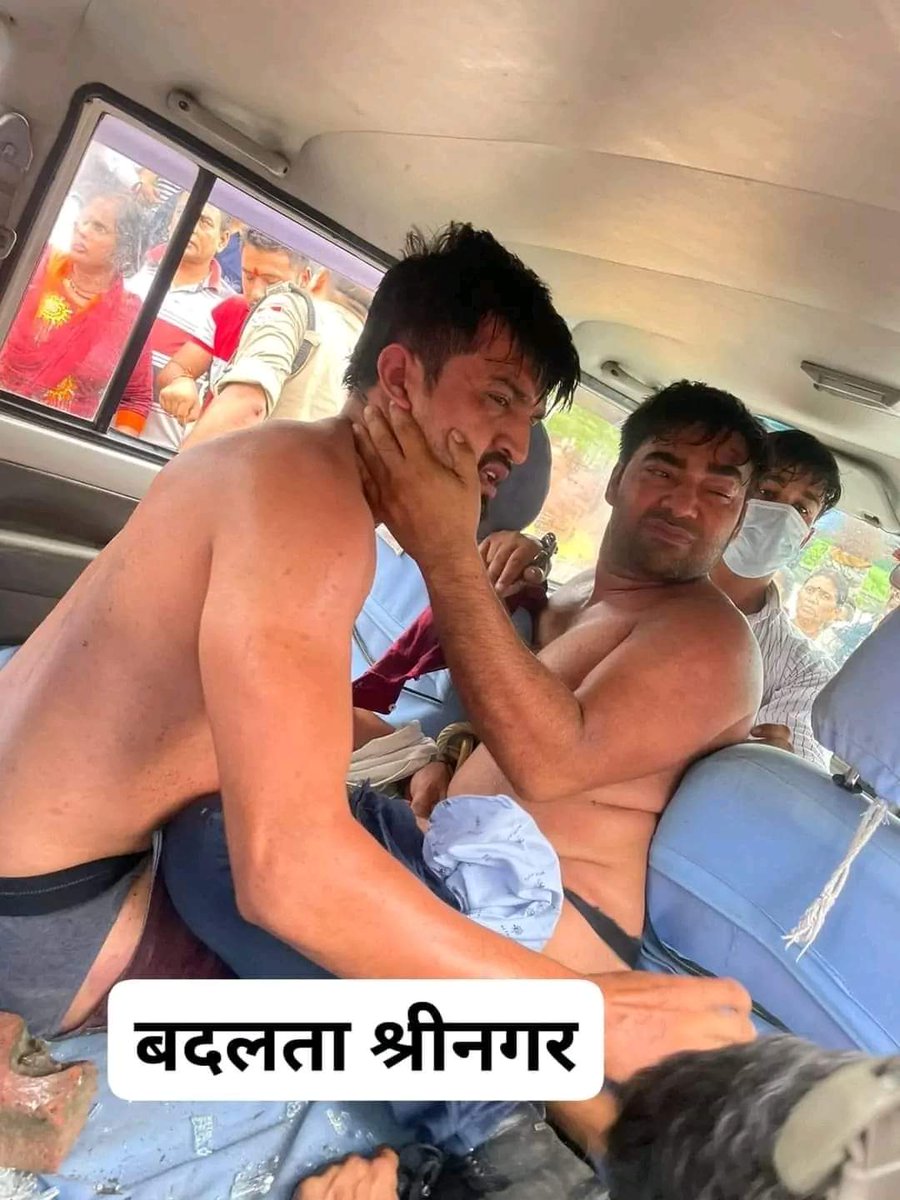 DeopaNayal's tweet photo. लगता है मिल गयी एक्स्ट्रा सर्विस 
अंकिता हत्या मे अपरोपियो को पहाड़ की महिला शक्ति ने जूते चपल से मारा 
फ़ोटो बदलता श्रीनगर https://t.co/44TzMBkE1o