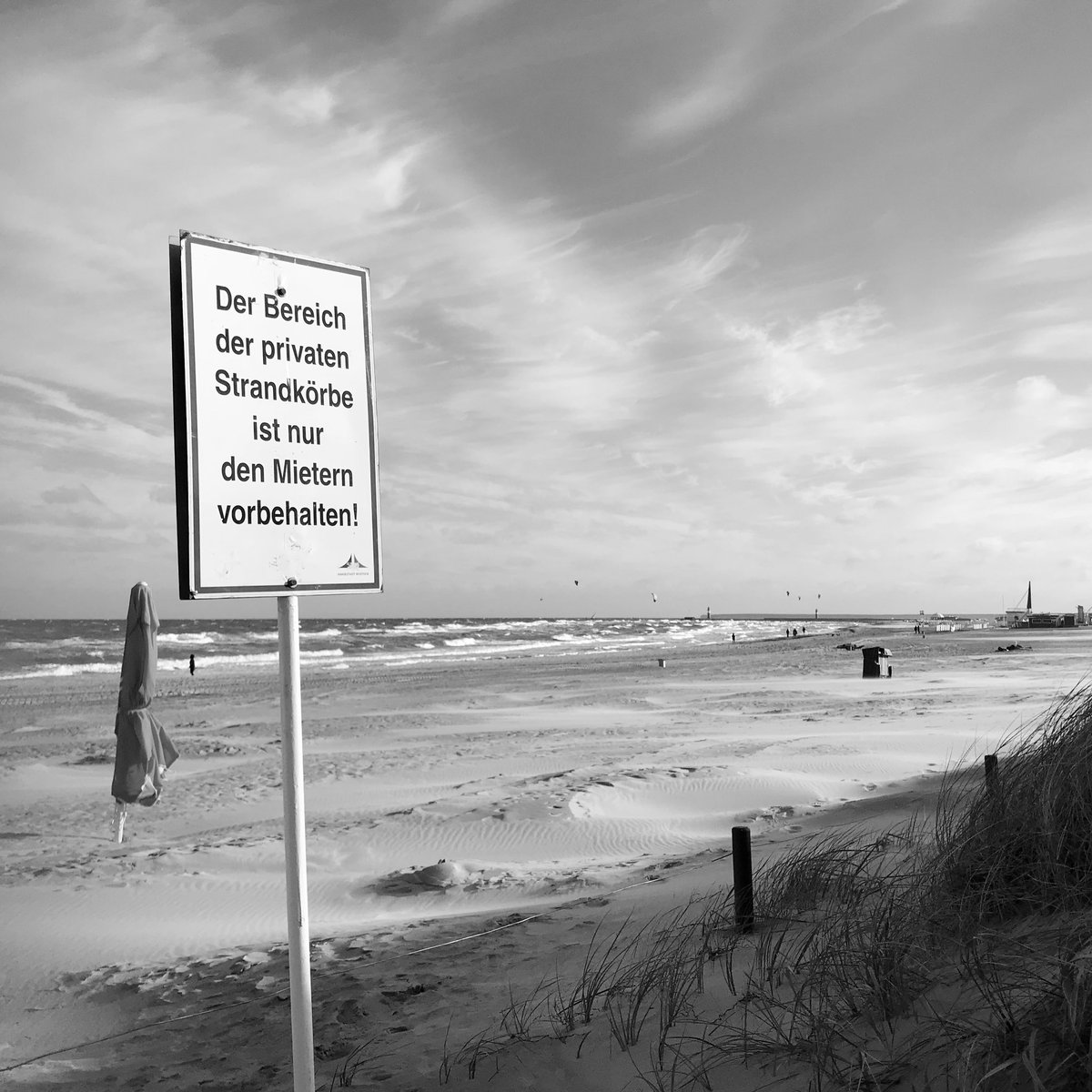 Stille Wüste statt Kaffee im Strandkorb: Tourismusverein fordert Verlängerung der Strandversorgung tourismusverein-rostock.de/news/2022/09/2…