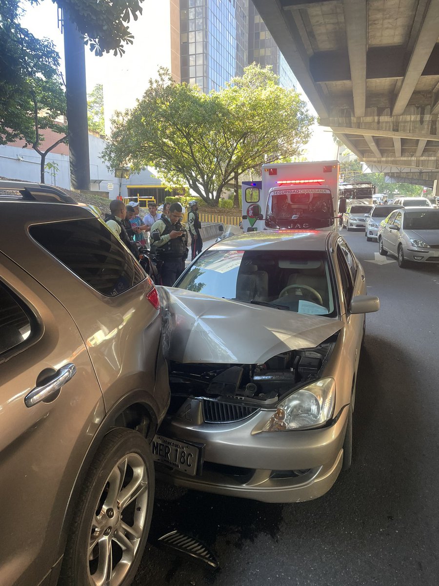 JonathanQuantip's tweet photo. Colisión con lesionados en el Paseo Enrique Eraso de Las Mercedes, frente a la Torre La Noria. PC Baruta en el lugar @FMCENTER https://t.co/hT5rI7mNxU