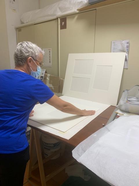 musee_ziem's tweet photo. Aujourd'hui on vous invite dans notre atelier de travail 👷‍♀️! Où une cinquantaine de passe-partout ont été minutieusement fabriqués par les formidables agents du musée... 
Mais qu'est ce qu'un passe-partout? Le savez-vous?
#musée #martigues #artcontemporain https://t.co/mtDFrJiMTP