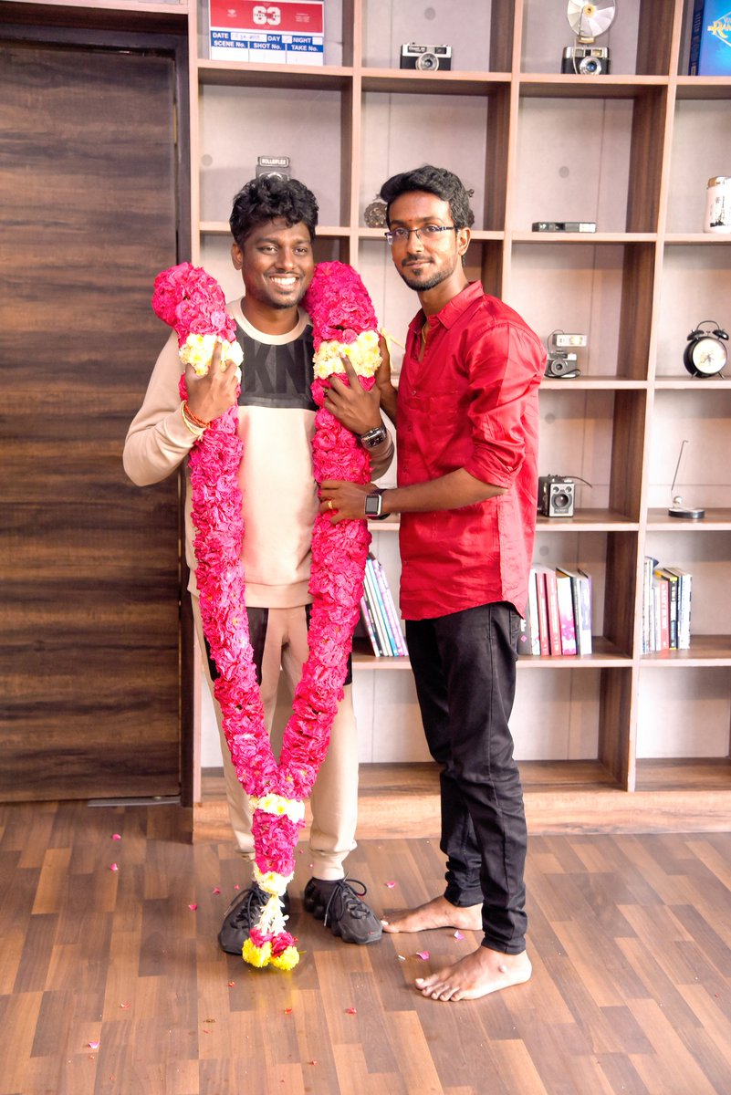 prakashjilla2's tweet photo. Atlee Anna❤️😍😘 @Atlee_dir
Love u Atlee Anna❤️😍
Thalapathy Veriyan...🔥❤️
எங்கள் அண்ணன்❤️
@actorvijay
#Atlee #Thalapathy #ThalapathyVijay #thalapathyveriyan #atleeanna
#Varisu https://t.co/aGN6Pjzxr2