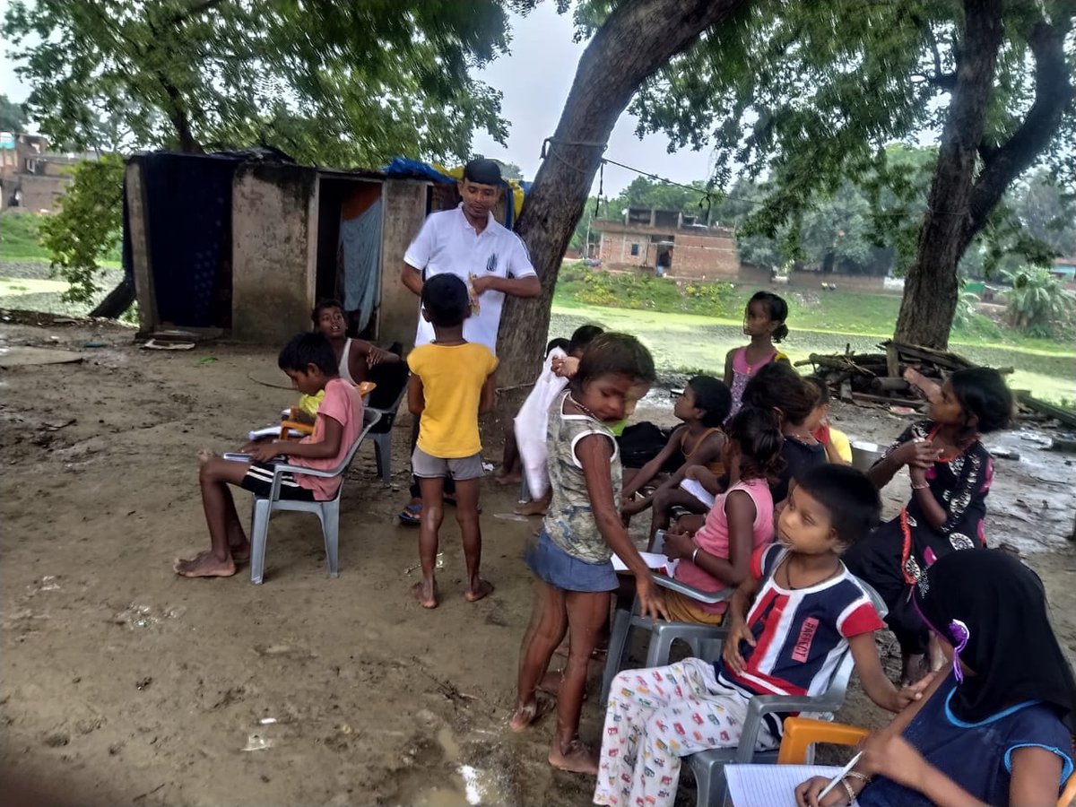 brihaspati_up's tweet photo. हिन्दी दिवस पर बच्चों को हिन्दी भाषा के बारे में विस्तार से बताया गया | अमरा खैरा नट बस्ती ,अवलेशपुर ,वाराणसी |
@myogiadityanath @SonuSood @FcSonuSood @gautam_adani @GautamGambhir @gatesfoundation
@PMOIndia @NGOmonitor @pulte #betibachaobetipadhao #freeeducation #freemedication https://t.co/OGEDaUjWbj