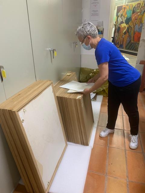 musee_ziem's tweet photo. Aujourd'hui on vous invite dans notre atelier de travail 👷‍♀️! Où une cinquantaine de passe-partout ont été minutieusement fabriqués par les formidables agents du musée... 
Mais qu'est ce qu'un passe-partout? Le savez-vous?
#musée #martigues #artcontemporain https://t.co/mtDFrJiMTP