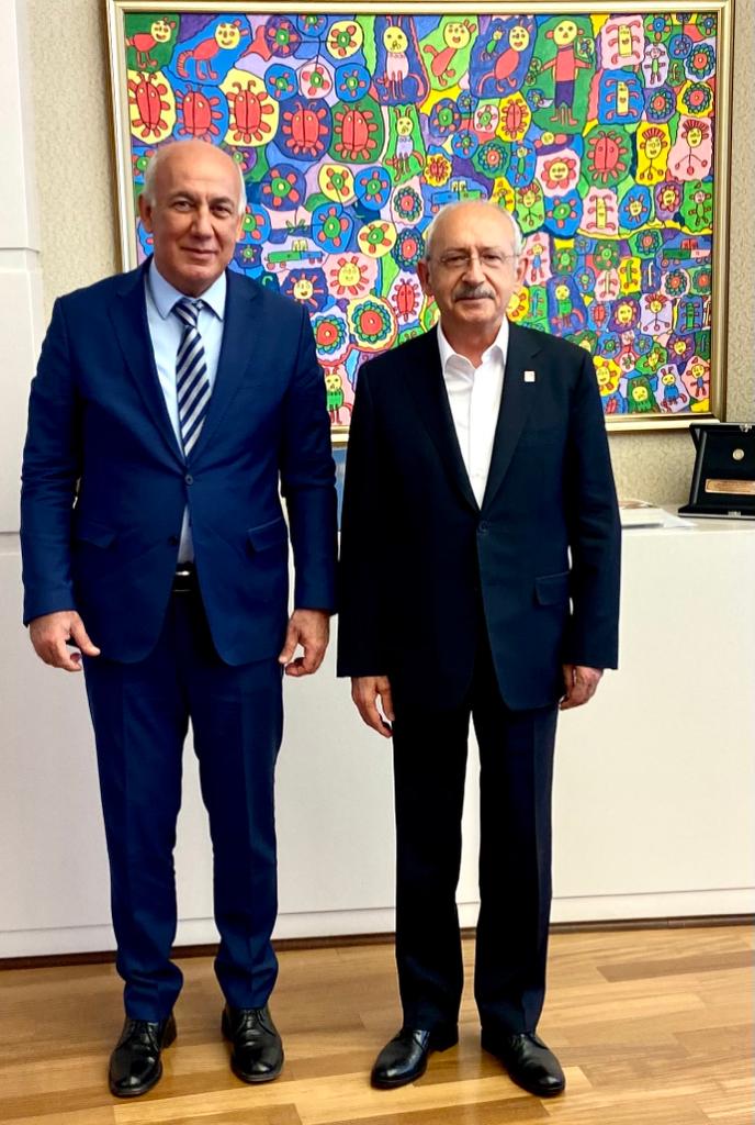 Güzel ülkemizin geleceği, adalet, sosyal devlet ve eşit haklar için yürünecek her yolda Genel Başkanımız Kemal Kılıçdaroğlu'nun yanındayım.

#yanındayım
<a href="/kilicdarogluk/">Kemal Kılıçdaroğlu</a>